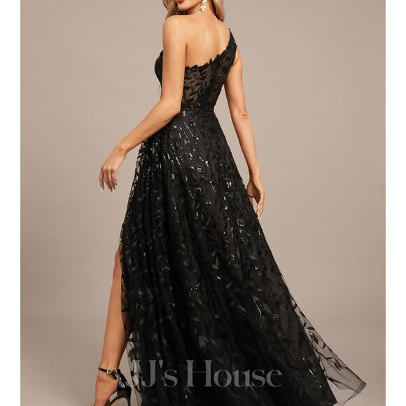 Black gown - Picture 4 of 5